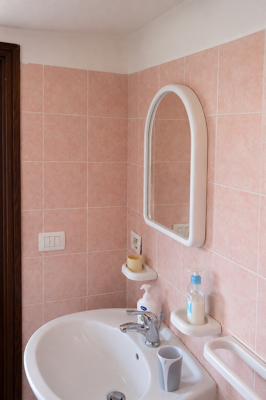 Bagno lavello e specchio piano terra