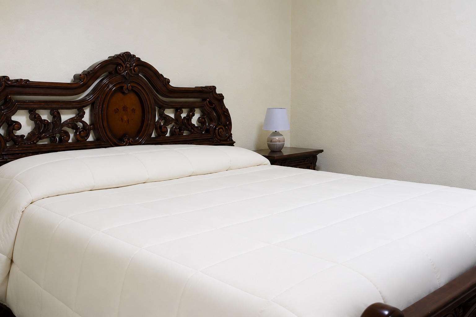 Camera piano terra di Casa Giufà con letto e arredi essenziali