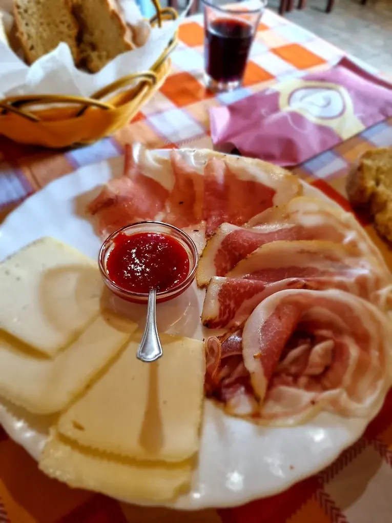Antipasto con formaggi, salumi e confettura