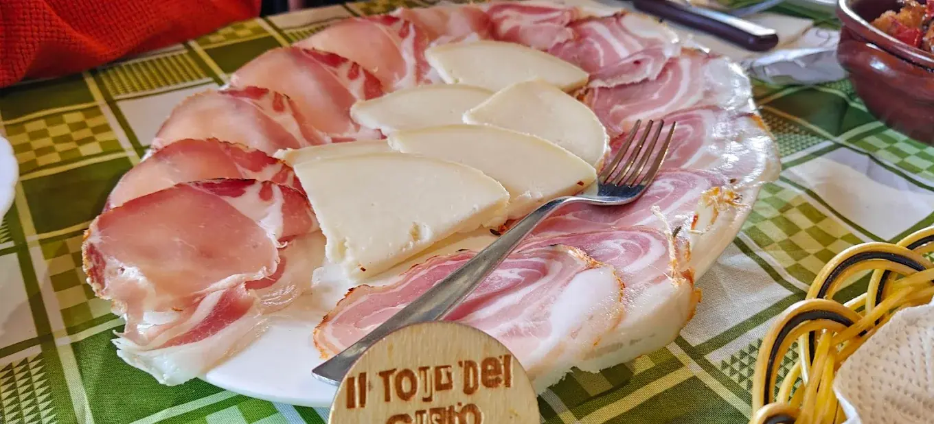 Antipasto con salumi e formaggi alla Trattoria Nizio Paleò