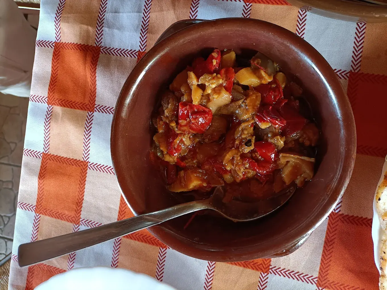 Capra con peperoni servita in terrina