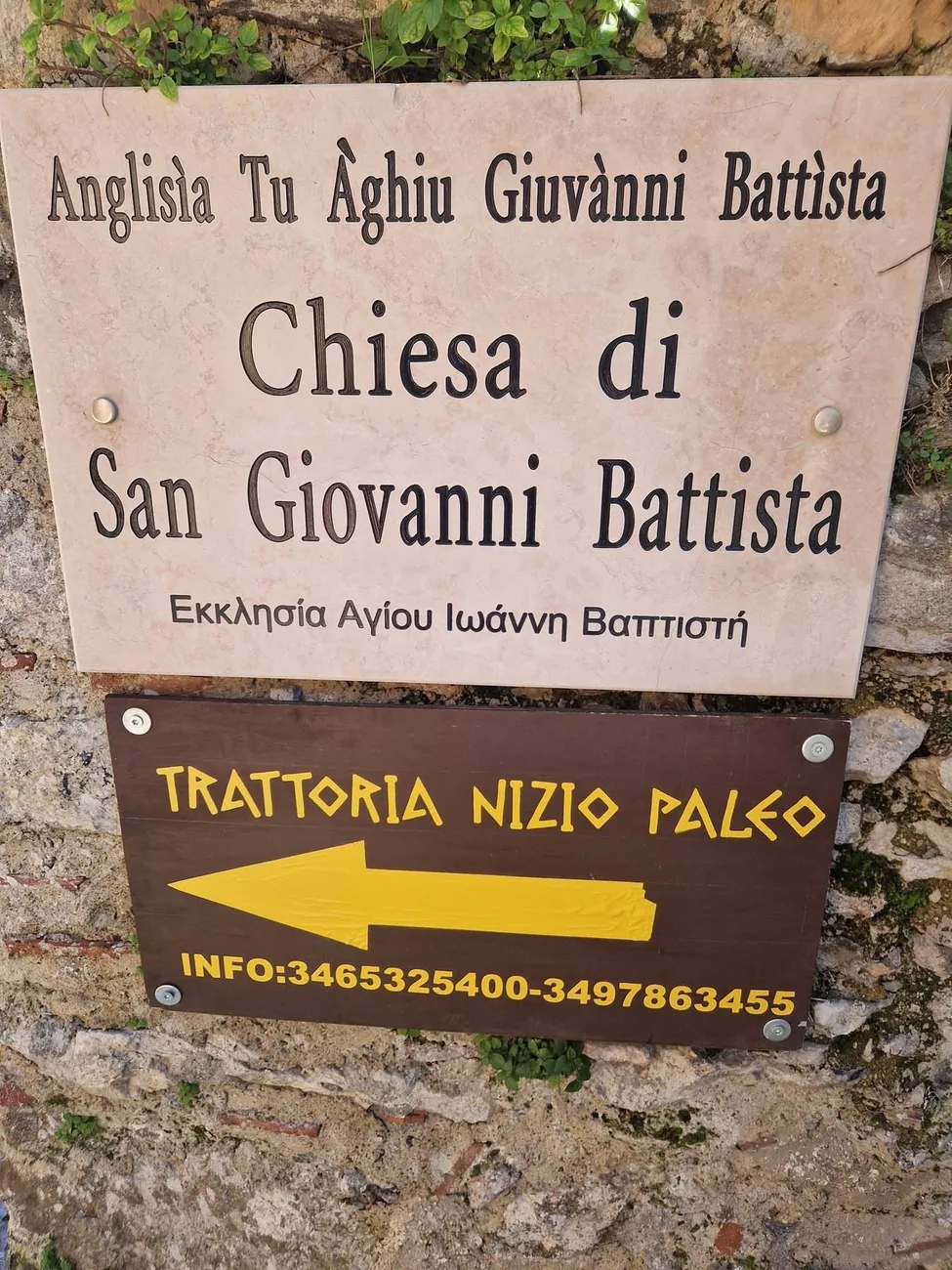 Cartello indicativo Trattoria Nizio Paleò vicino alla chiesa