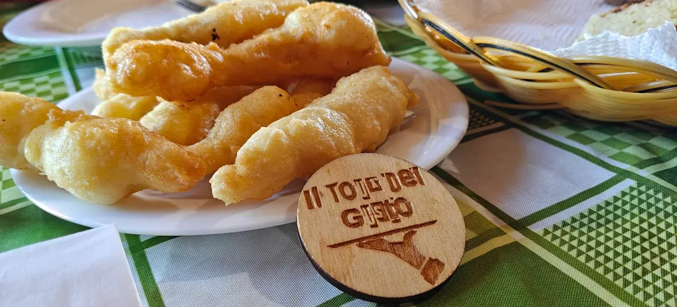 Frittelle tradizionali servite con pane