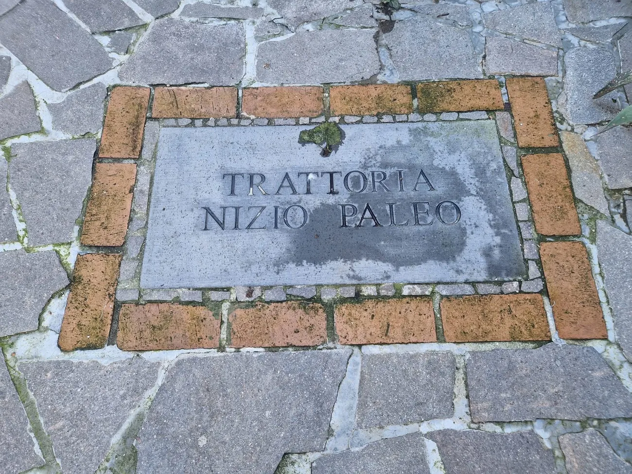 Incisione a terra Trattoria Nizio Paleò