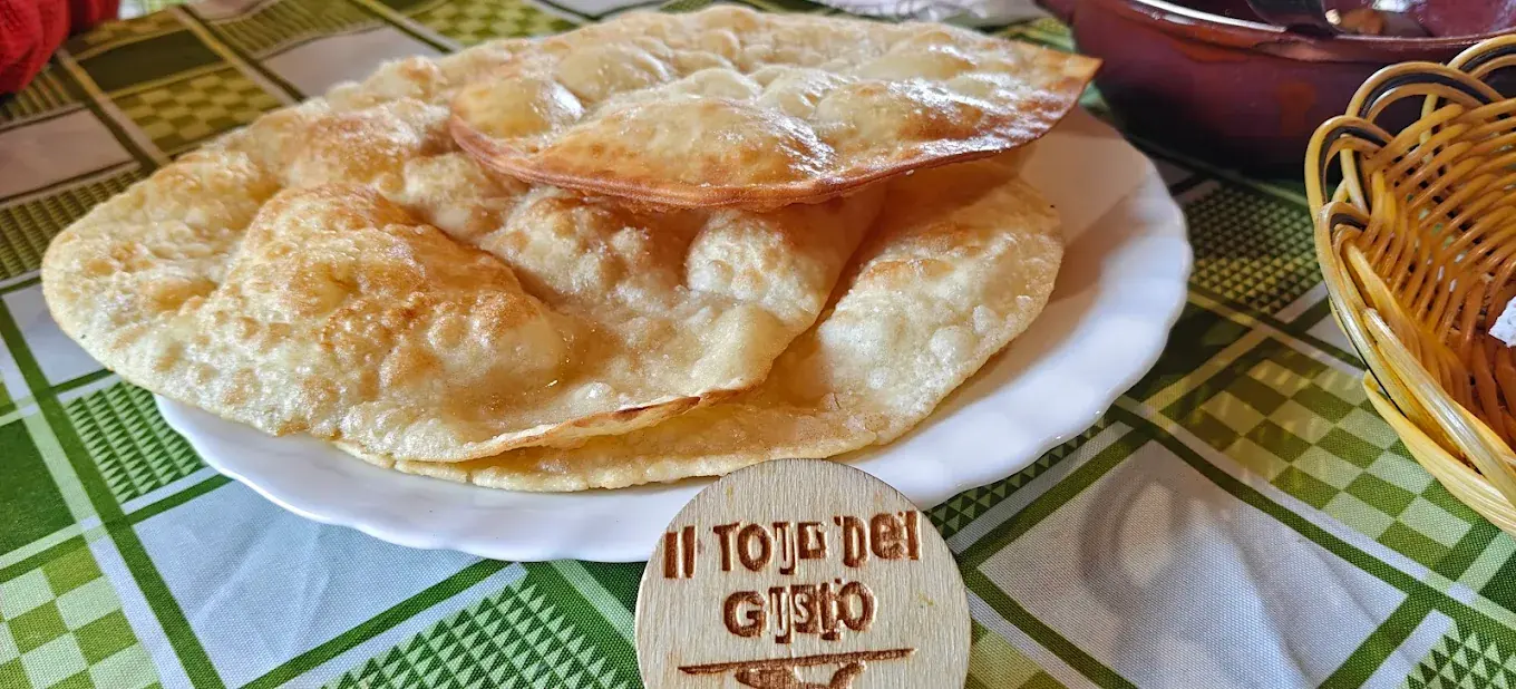 Focacce o piadine fritte servite alla trattoria
