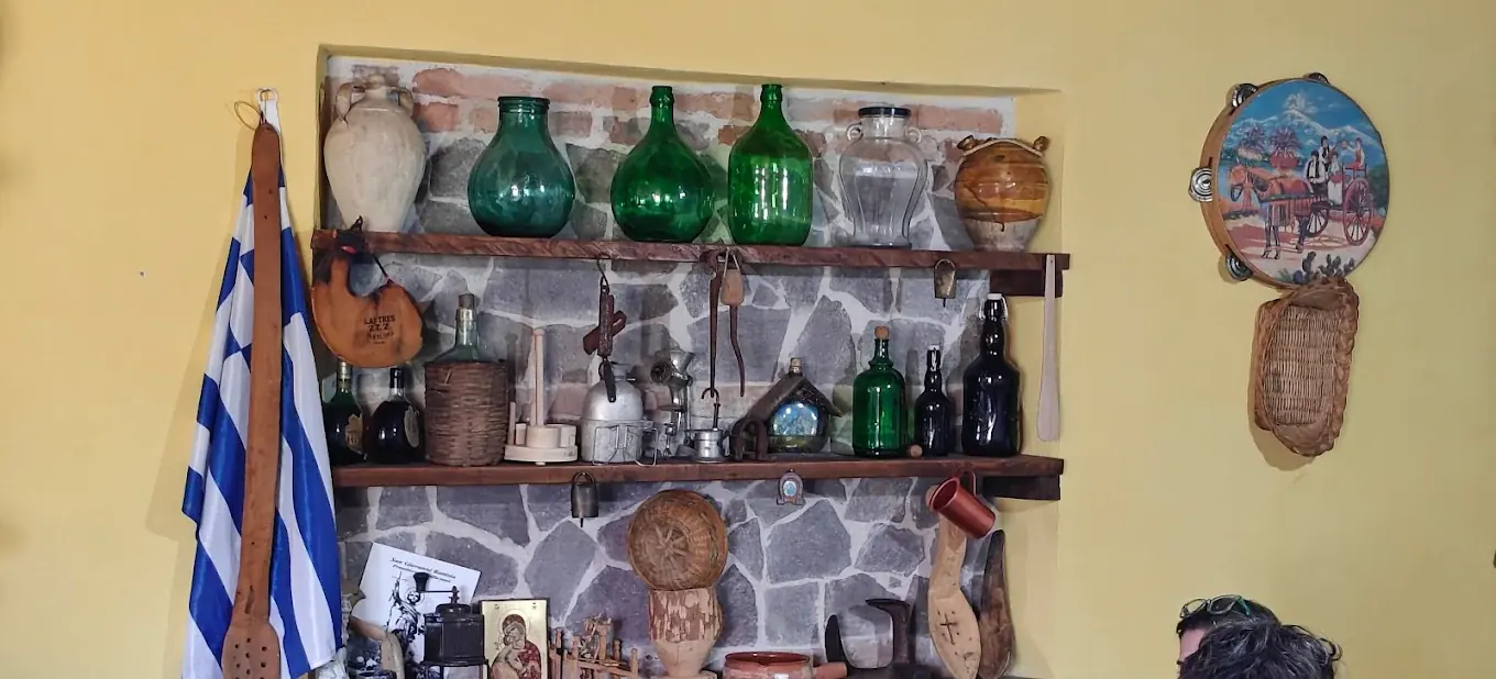 Dettagli tradizionali della sala della Trattoria Nizio Paleò