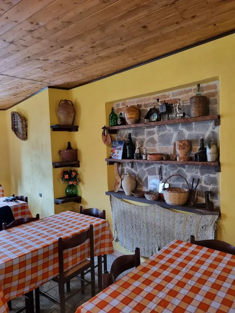 Sala interna della Trattoria Nizio Paleò a Gallicianò